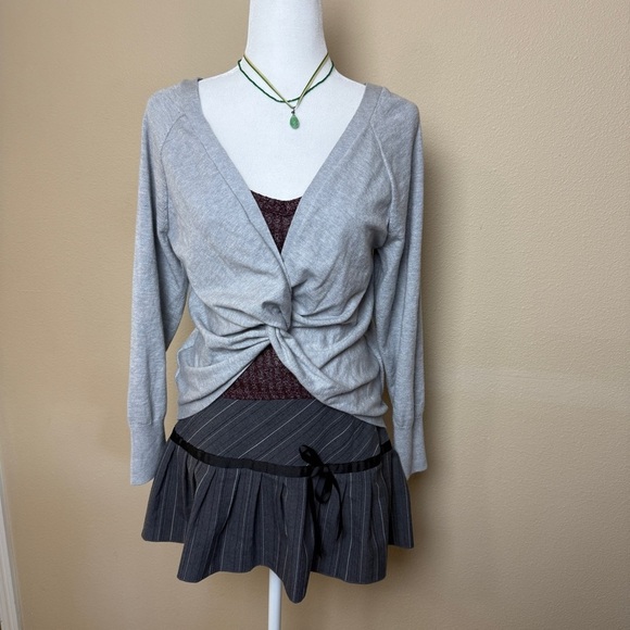Victoria's Secret Gray Twist Back Lightweight Cropped Sweatshirt - Size Medium - Picture 1 of 7